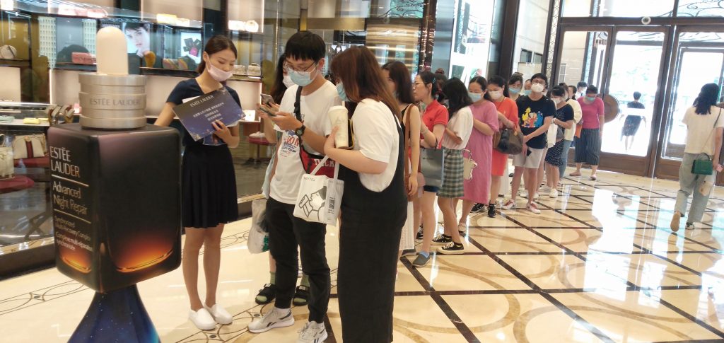 雅诗兰黛AI派样机器人上岗,数字化营销或将进入RT+时代 雅诗兰黛AI派样机器人上岗,数字化营销或将进入RT+时代