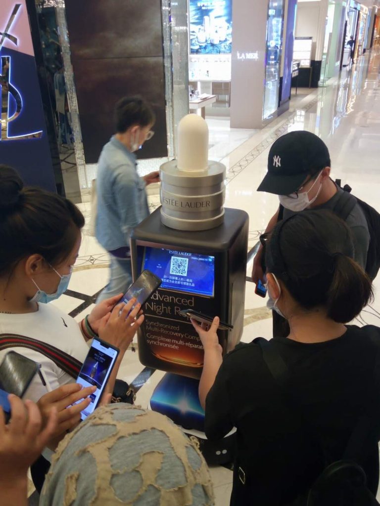 雅诗兰黛AI派样机器人上岗,数字化营销或将进入RT+时代 雅诗兰黛AI派样机器人上岗,数字化营销或将进入RT+时代